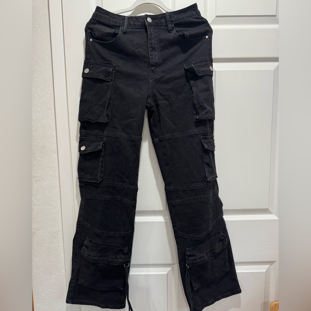 Fashion Nova Cargo Pants
Size 9